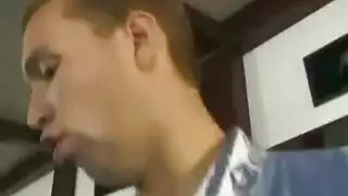 ينيك جدته الساخنة التي فاجاته حين احضر لها هدية