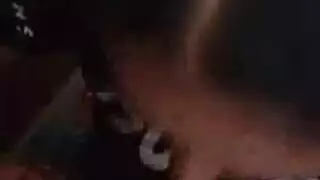 خبطت جميلة خشب الأبنوس في مضخات سوداء والحصول على الوجه