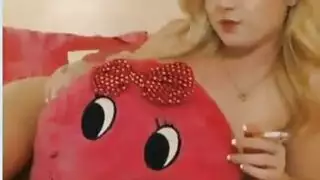 التدخين الساخنة شقراء سخيف بجانب المسبح.