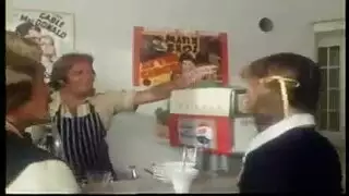 أمي شقراء يأخذها من الخلف