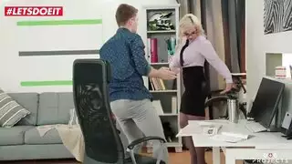 سيدة الأعمال لديها الجسم المثالي