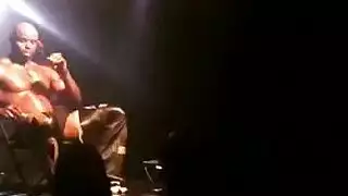 كبير ، أسود الذكر يتبول على الناس مص