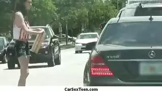 التبول في السيارة خلف المطعم