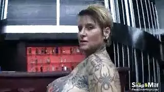 غريب كبير الثدي ناضجة تمتص الديك