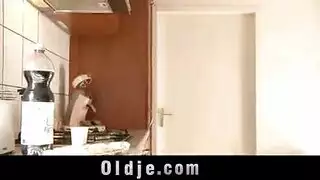بنت كبيرة مع خادمه