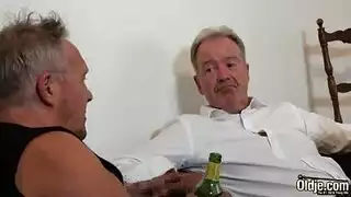 عاشقة كبار السن مع رجلين ممحونين و نيك ثلاثي نار