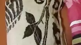 عمل بطانية مثلي الجنس ينتشر في البار.