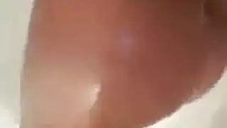 نادلة الاستحمام المشاغب يغوي المتأنق في المطبخ