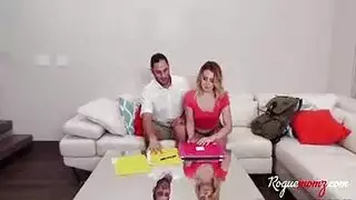 أمي مفلس مع البطيخ الطبيعي العملاقة تعطي فطيرة أفضل كريم لعميلها