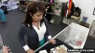 فاتنة مفلس تمتص الديك بينما الزوج بعيدا.
