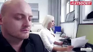 سكرتير استغل من قبل جميع الزملاء