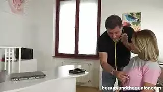الطبيب النياك العجوز يريح الشابة الشقراء السكسية من محنتها في العيادة