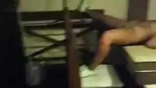 فتاة في حالة سكر بجوار حمام السباحة.