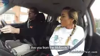 يحصل ديك له حتى حلقه ولا يهز على الإطلاق