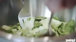 يذهب مباشرة إلى بوسها مع صاحب الديك