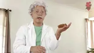 يحب أن يمارس الجنس مع الفتيات الصغيرات بشعر العانة الكبير