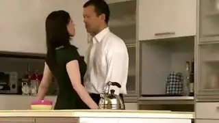 ربة منزل يابانية ممارسة الجنس مع رجل وسيم هي في حب.