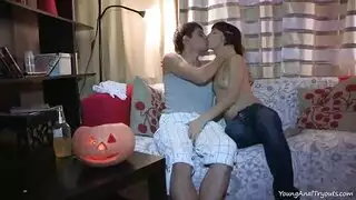 شاب بيرزع في كس حبيبته الشرموطه