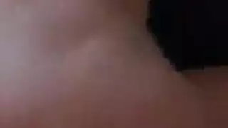 قدمت امرأة شقراء اللسان لطيفة لعشاقها غريب لجعله سعيدا.