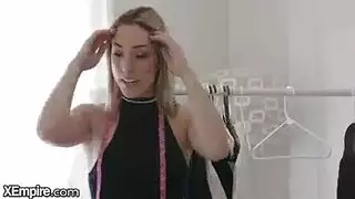 رجل لديه اللعنة الكلبة شقراء