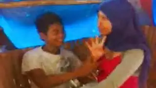 محجبة اندونيسية تتناك وتتفرش من صديقها