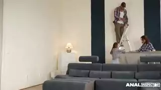 الرجل يمارس الجنس مع المرأتين بشكل جيد