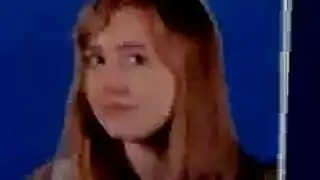 امرأة سمراء الساخنة تلقي حمام العمل