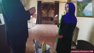 سيدة التنظيف العربية البطيئة تمتص الديك