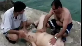 ينيك حبيبته المكنة على شاطئ البحر ويصورها كمان