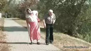 شقراء فاتنة مص الشباب على ديك قبل الحصول على ضخ