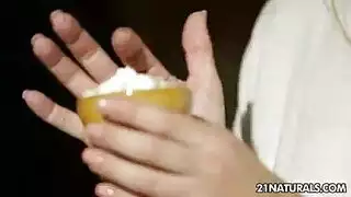 الفتاة لطيف يحب أن تفعل الكثير من الجنس الليلة
