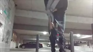 الرجل الأصلع يمص قضيبي في موقف السيارات العام.