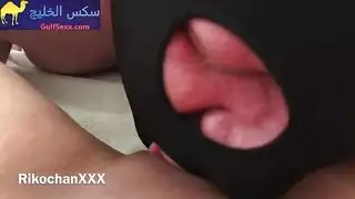 يمص و يلحس زنبور حبيبتة الكبير الشبية بالزب