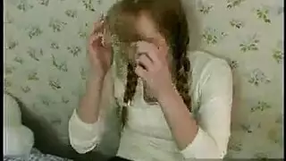 امرأة سمراء نحيفة ، كيتي تمارس الجنس مع زوجها السابق لأول مرة مع حزام على