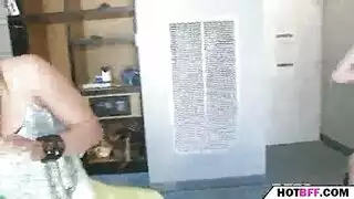 اثنين من الجميلات الجميلة الحلوة لعق الثقوب.