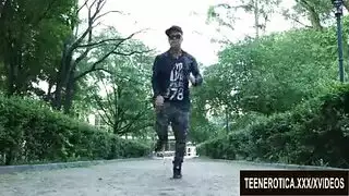 الشباب الآسيوية في جوارب في الهواء الطلق.