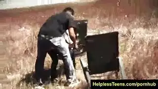 فتاة الأحلام تجبر على ممارسة الجنس في خبراء قذرين