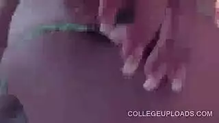 في سن المراهقة يأكل شريطًا أسودًا من الخلف قبل ممارسة الجنس المثلي