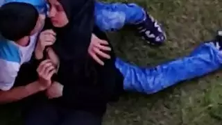 مصمصة و بوس جامد بنت مصرية محجبة مثيرة في الحديقة | جديد سكس مصري