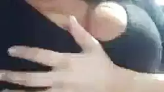 الفتاة الحسية تمارس الحب مع صديقتها وتمتص الديك الدهني لصديقها.