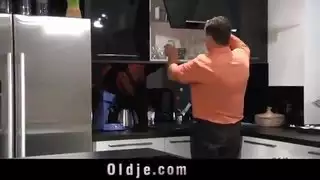 أنا يمارس الجنس مع صديق أخي وأمي