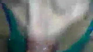 شقراء في حذاء رياضي أزرق يسكت أزياءها
