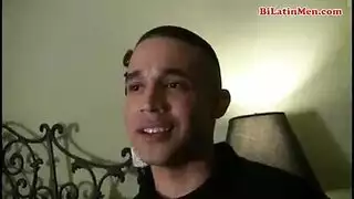 الرجال مثلي الجنس القيام جبهة مورو قرنية.
