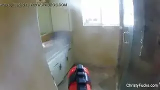 امرأة سمراء مفلس لديها متعة في الحمام.