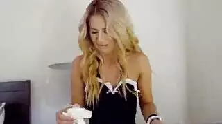 نيك الاخت الشرموطه عندما كانت تنظف غرفة الاخ سكس محارم اخوات