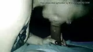 كايلا وليزا يتداولان شفهيًا في المطبخ