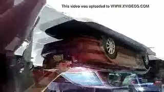 المنشعب لاتينا تتمتع عينها البني