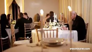 امرأة غنية استغل من قبل النادل