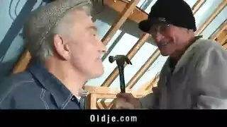مراهقة نحيفة تتباهى بحفرة أخدودها