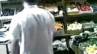 بائع ينيك قحبة في محله بعدما جاءت تشتري الفواكه